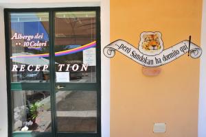 Majutusasutuses Albergo Dei 10 Colori olev sertifikaat, autasu, silt või muu dokument