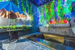 a colorful room with a table and an umbrella at Qingdao Hengbo Hotel in Qingdao