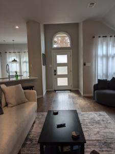 una sala de estar con un sofá y una mesa en Rockwall Harbor Retreat, en Rockwall