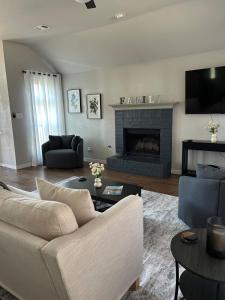 Una sala de estar con un sofá y una chimenea. en Rockwall Harbor Retreat, en Rockwall 14 fotos más