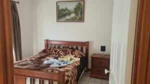1 dormitorio con 1 cama con tocador y una foto en Gateway to Port Douglas Daintree, en Mossman 30 fotos más