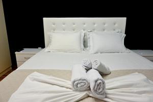 un letto bianco con asciugamani di Zeusplace Black and White Retreat a Kateríni