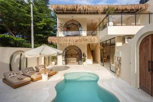 una villa con piscina e una casa di Sensorium VILLAS a Canggu