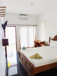 a bedroom with a large bed with white sheets at Kondo Villa in Labuhanpandan