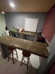 eine Küche mit Theke und zwei Barhockern in der Unterkunft Home Nino in Guadalajara
