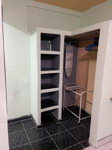 ein Zimmer mit einem Kleiderschrank mit einem Regal in der Unterkunft Home Nino in Guadalajara