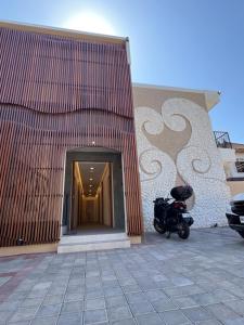 una motocicleta estacionada frente a un edificio en Luminera Bali Apartment, en Nusa Dua