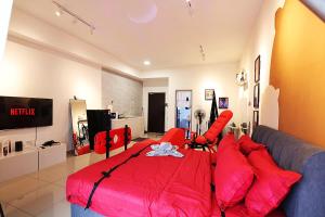 Televisyen dan/atau pusat hiburan di KSL Residences 2 Love Bed skyview