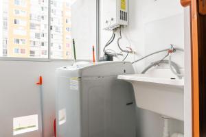 ein Badezimmer mit Waschbecken, Toilette und Spiegel in der Unterkunft Flat Equipado Callao Cerca al Aeropueto Jorge Chávez 2 Dormitorios in Lima + 6 Fotos