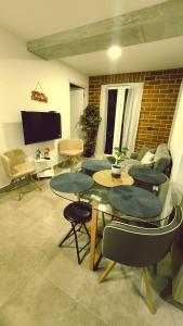 a living room with chairs and tables and a tv at 5CERO2 STAYMENTS On Edificio Fiamene Zona 10 Guatemala in Estación Pamplona