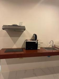 a kitchen counter with a radio and a sink at Baan Phu Chalong Place in Ban Suan