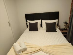 a bedroom with a bed with two towels on it at 5CERO2 STAYMENTS On Edificio Fiamene Zona 10 Guatemala in Estación Pamplona