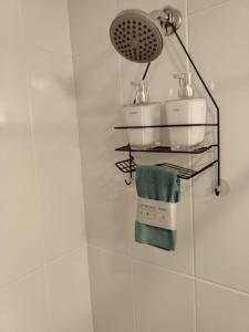 a bathroom with a rack with towels and a shower at 5CERO2 STAYMENTS On Edificio Fiamene Zona 10 Guatemala in Estación Pamplona +60 photos