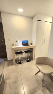 a room with a desk with a laptop on it at 5CERO2 STAYMENTS On Edificio Fiamene Zona 10 Guatemala in Estación Pamplona
