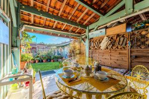 a patio with a table and chairs on a porch at La Chambre Curry du Bassin in La Teste-de-Buch
