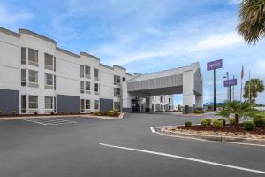 een weergave van een hotel met een parkeerplaats bij Spark By Hilton Florence North I-95, Sc in Florence