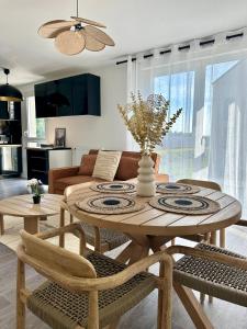 Le Chic & Cosy de Louvres - parking inclusにあるキッチンまたは簡易キッチン