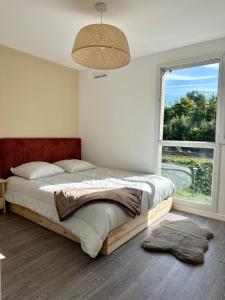 Le Chic & Cosy de Louvres - parking inclusにあるベッド