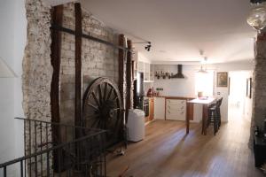 cocina y comedor con una gran rueda en la pared en fuga romantica, en Benisuera
