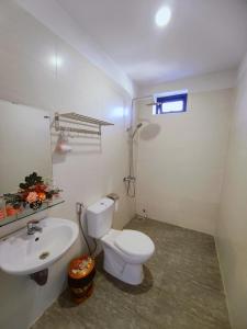 ホイアンにあるNim villaの白いトイレと洗面台のあるバスルーム
