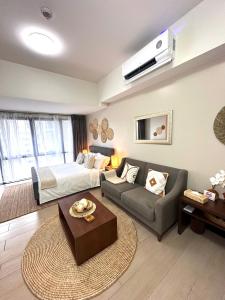 Χώρος καθιστικού στο Tahanan Studio at Salcedo Skysuites