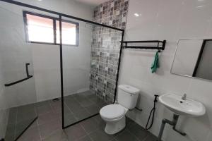 un baño con inodoro y lavabo en DRH Villa, en Ipoh 15 fotos más