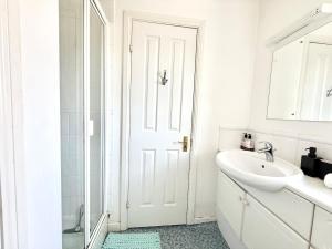 Ένα μπάνιο στο Semi-Detached 3BR House in Ashford with Spacious Driveway in Secure Neighbourhood +29 φωτογραφίες