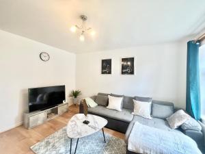 Μια τηλεόραση ή/και κέντρο ψυχαγωγίας στο Semi-Detached 3BR House in Ashford with Spacious Driveway in Secure Neighbourhood