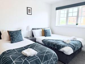 Ένα ή περισσότερα κρεβάτια σε δωμάτιο στο Semi-Detached 3BR House in Ashford with Spacious Driveway in Secure Neighbourhood