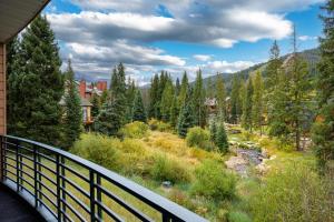 balkon z widokiem na rzekę w obiekcie Riverside Retreat condo w mieście Winter Park