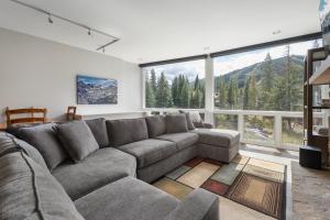 salon z kanapą i dużym oknem w obiekcie Riverside Retreat condo w mieście Winter Park