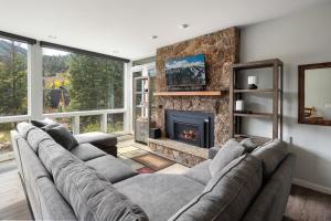 salon z kanapą i kominkiem w obiekcie Riverside Retreat condo w mieście Winter Park