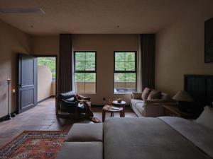 une chambre avec un lit et un canapé et un salon dans l'établissement Jiuzhaigou Valley Scenic and Historic Interest Area Stargazing · Vacilando Resort, à Tazang