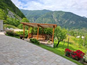 Un banco de madera en un mirador con montañas al fondo. en APARTMA ANA IDA, en Srpenica