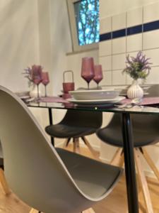 a dining room with a table and chairs at Purple Escape Balkon Netflix zentral in Saarbrücken +18 photos