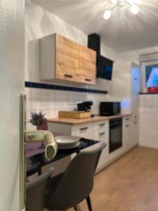 a kitchen with a table and some chairs in it at Purple Escape Balkon Netflix zentral in Saarbrücken
