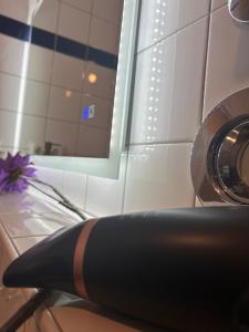 a black toothbrush sitting on a counter in a bathroom at Purple Escape Balkon Netflix zentral in Saarbrücken