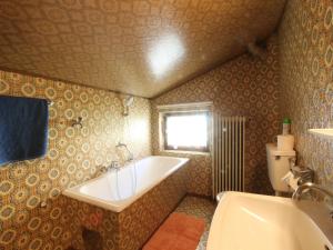 Bilik mandi di Spacious Apartment near Ski Area in Mittersill +50 gambar