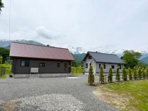 白馬村にあるel green logの山を背景にした二棟の建物