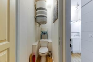 ein Badezimmer mit einer weißen Toilette in einem Zimmer in der Unterkunft Vacances de rêves - Amoureux in Chamrousse + 18 Fotos