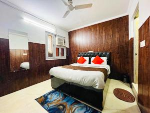 Katil atau katil-katil dalam bilik di Hotel South 5 Mins From US Embassy - Chanakyapuri
