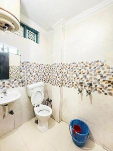 Bilik mandi di Hotel South 5 Mins From US Embassy - Chanakyapuri