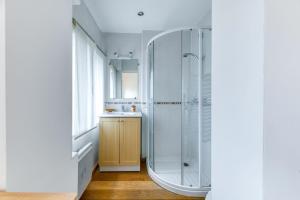 ein Badezimmer mit Dusche und Waschbecken in der Unterkunft Vacances de rêves - Gaboureaux in Chamrousse + 32 Fotos