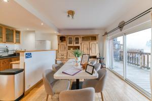 eine Küche und ein Esszimmer mit Tisch und Stühlen in der Unterkunft Vacances de rêves - Gaboureaux in Chamrousse