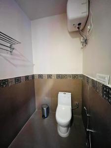 Ένα μπάνιο στο Artistik Abode +6 φωτογραφίες