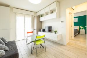 a kitchen and living room with a table and chairs at Casa Maritè - Private Parking in Pisa