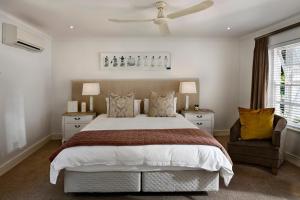 Un dormitorio con una cama grande y un ventilador de techo. en The Crown Guest House Karachi, en Karachi