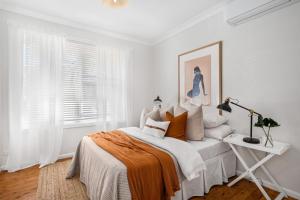 Un dormitorio blanco con una cama y una ventana. en The Crown Guest House Karachi, en Karachi