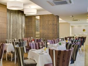 ein Esszimmer mit Tischen und Stühlen in einem Raum in der Unterkunft ANEW Hotel Hatfield Pretoria in Pretoria + 72 Fotos