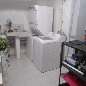 ein Waschraum mit Waschmaschine und Waschbecken in der Unterkunft Home Nino in Guadalajara